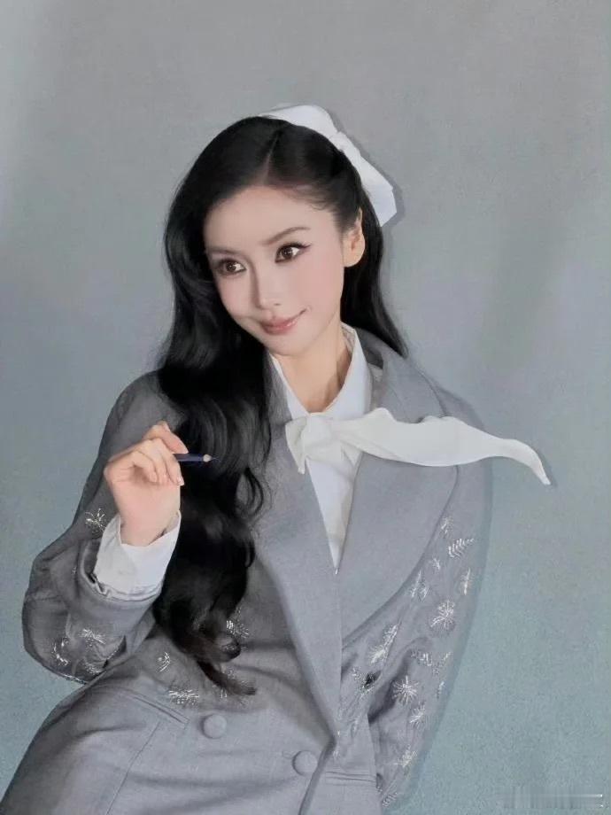 Angelababy 面部提亮网友喊话Angelababy能不能放弃过度的面部提