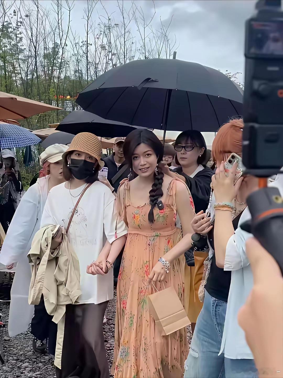 路人拍的陈妍希，看着真跟网上的照片有点差别，但在人群中还是很美 