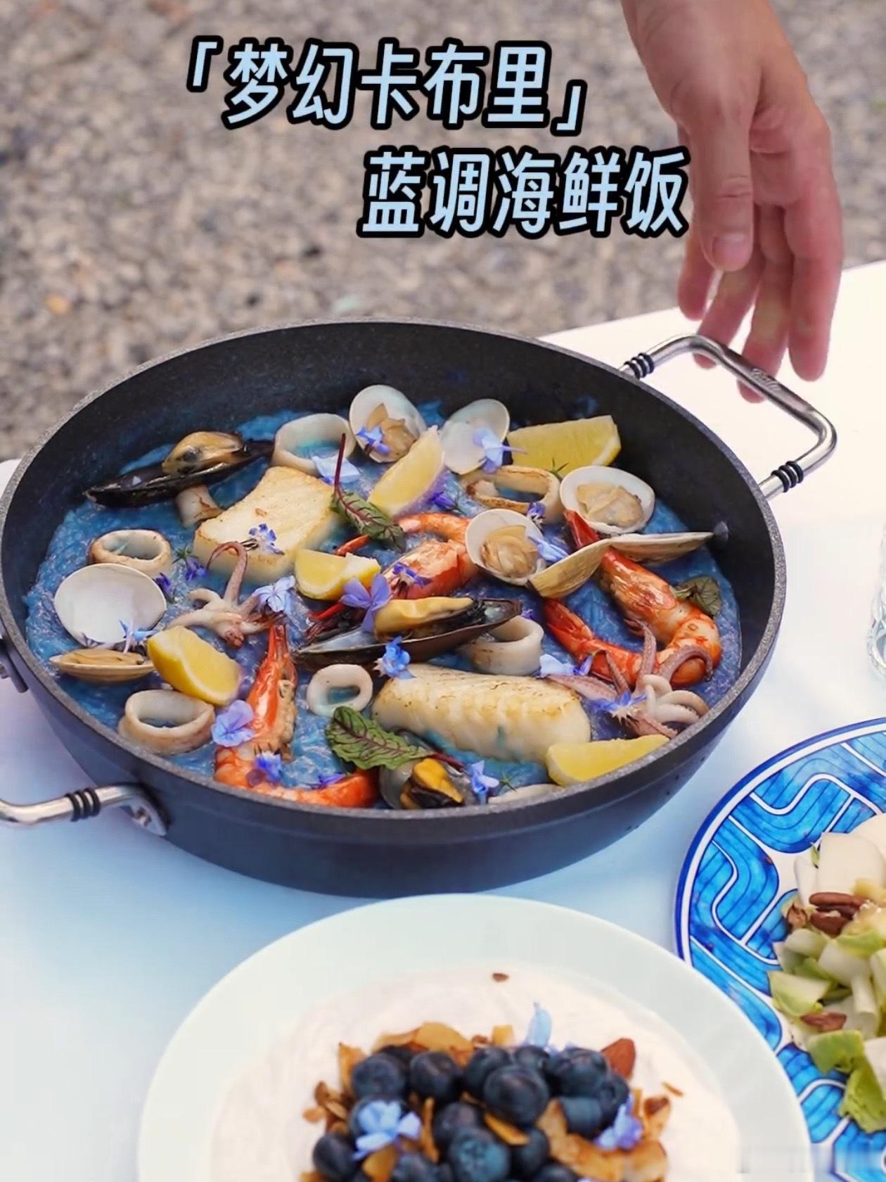 刷到广坦用小米SU7做同色系海鲜饭的视频，有点意思。卡布里蓝是什么味道开久了电车