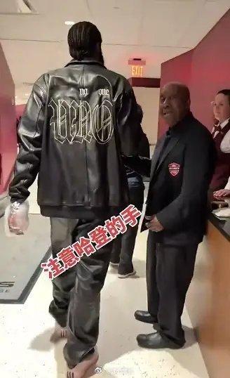 哈登离场时左手缠着厚厚的冰袋在克利夫兰骑士主场击败底特律活塞的东部半决赛G3赛后