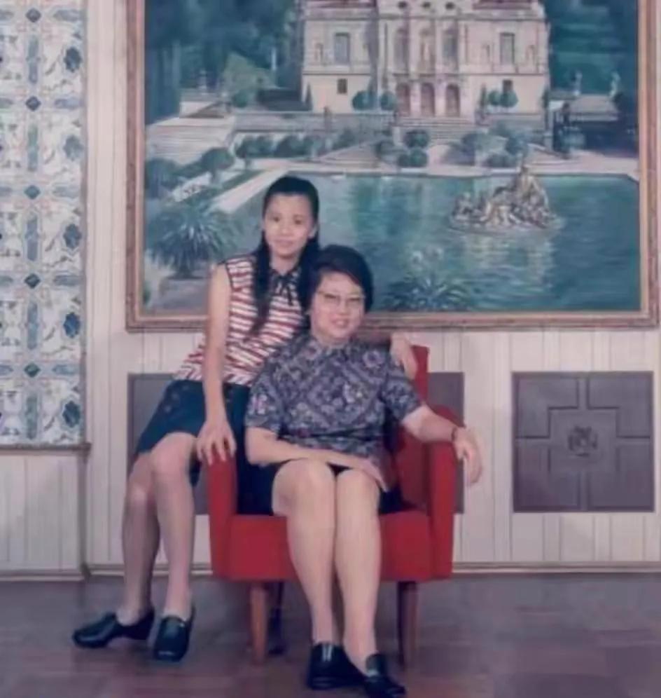 翁美玲和妈妈的看照片，这是70年代的阿翁和妈妈的合影留念，后面的背景一看也是老式