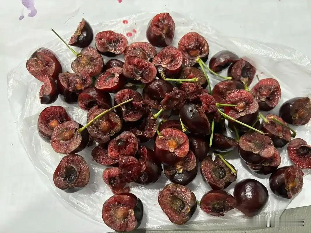 昨天晚上下班路上，撞见一个上了年纪的大爷在路边摆摊卖樱桃。那会儿天已经很晚了，街
