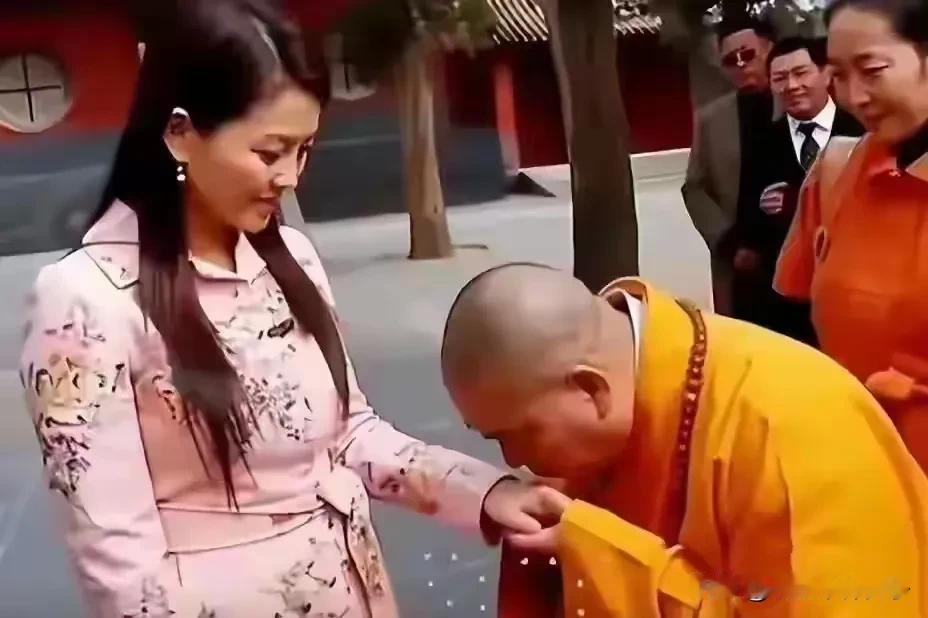 当年采访释永信，李湘估计肠子都悔青了！

说实话，万万没想到，李湘会发文回应争议