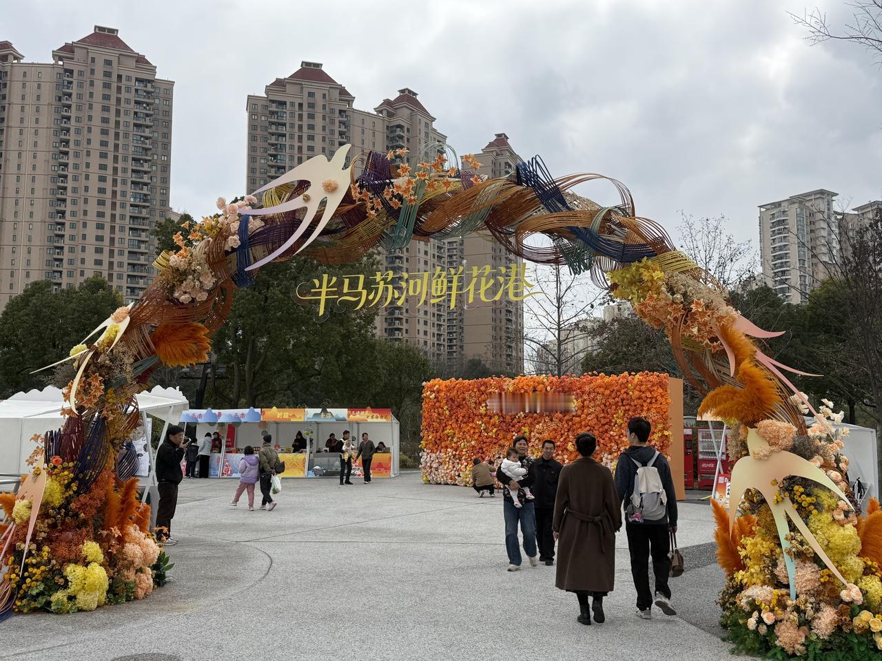 今天上午阳光灿烂，天气暖洋洋的，原以为这样的天气会持续一整天，想不到午饭后天气转