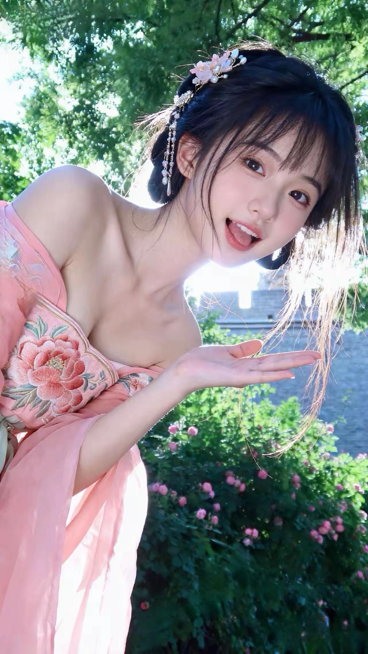 花间美人笑，春风满面娇。