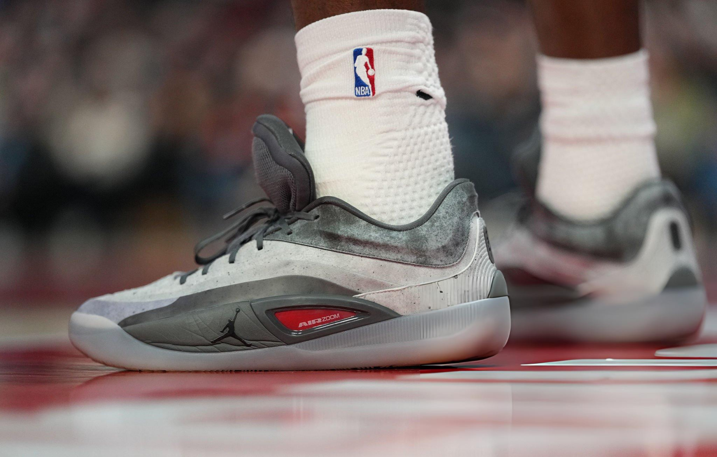 锡安上脚个人专属 Jordan Zion 4 PE，鞋是好鞋，可惜签名鞋系列要画