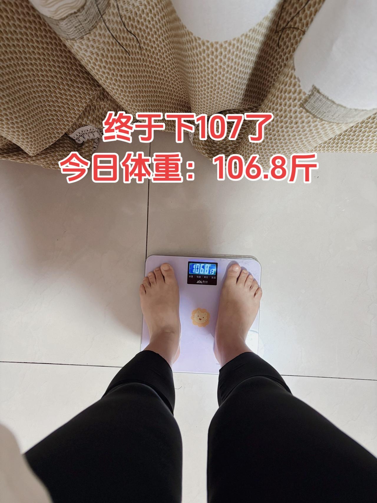 泪水打湿我的减脂餐，终于下107了，加油
今日减脂早餐：山药馒头+烤肠+坚果+青