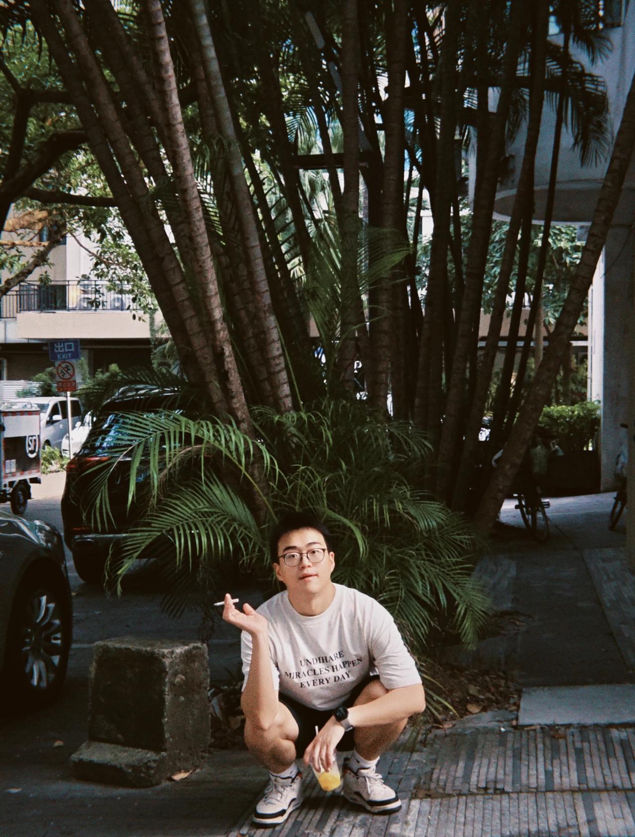 阿峰今天来了
五年之后我还是没有弄懂刻在到底是怎么打败阿峰拿下年度歌曲的。
	