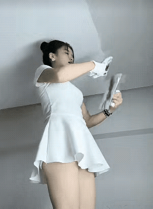 有人说这是摆拍，
我看不像，
不要小瞧任何人，
看这美女熟练的手法，
你不得不佩