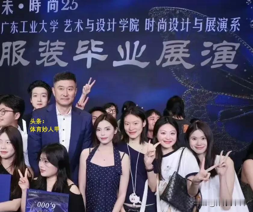 开心！杜锋进入了花丛之中，球迷：太让人羡慕了。
广东队被山西队淘汰出局之后，球队