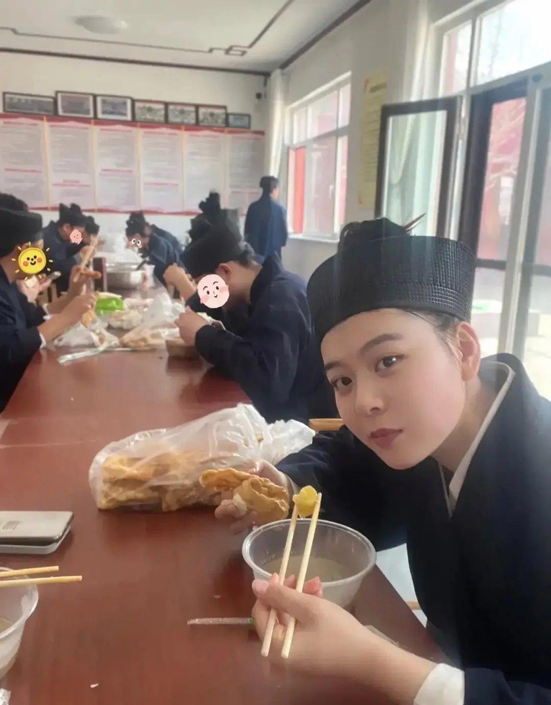 那天去一个山上玩，偶然看见一群道姑正在用早餐。

这个美丽绝伦的小道姑，看起来也