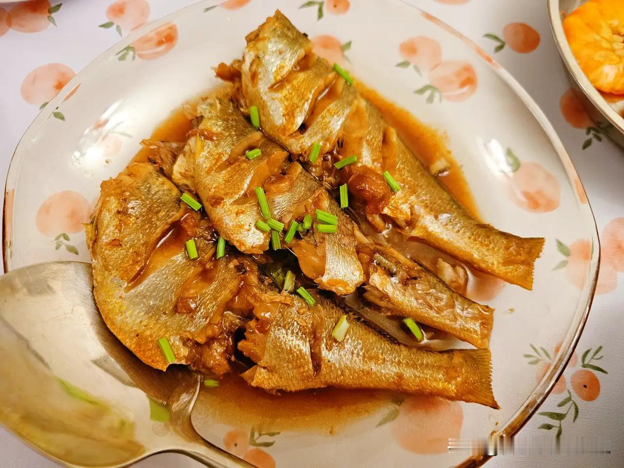 青岛崂山寒衣节奇遇：陵园惊现“灵猫大军”，祭品偷吃现场曝光！网友炸锅：祖宗养的喵