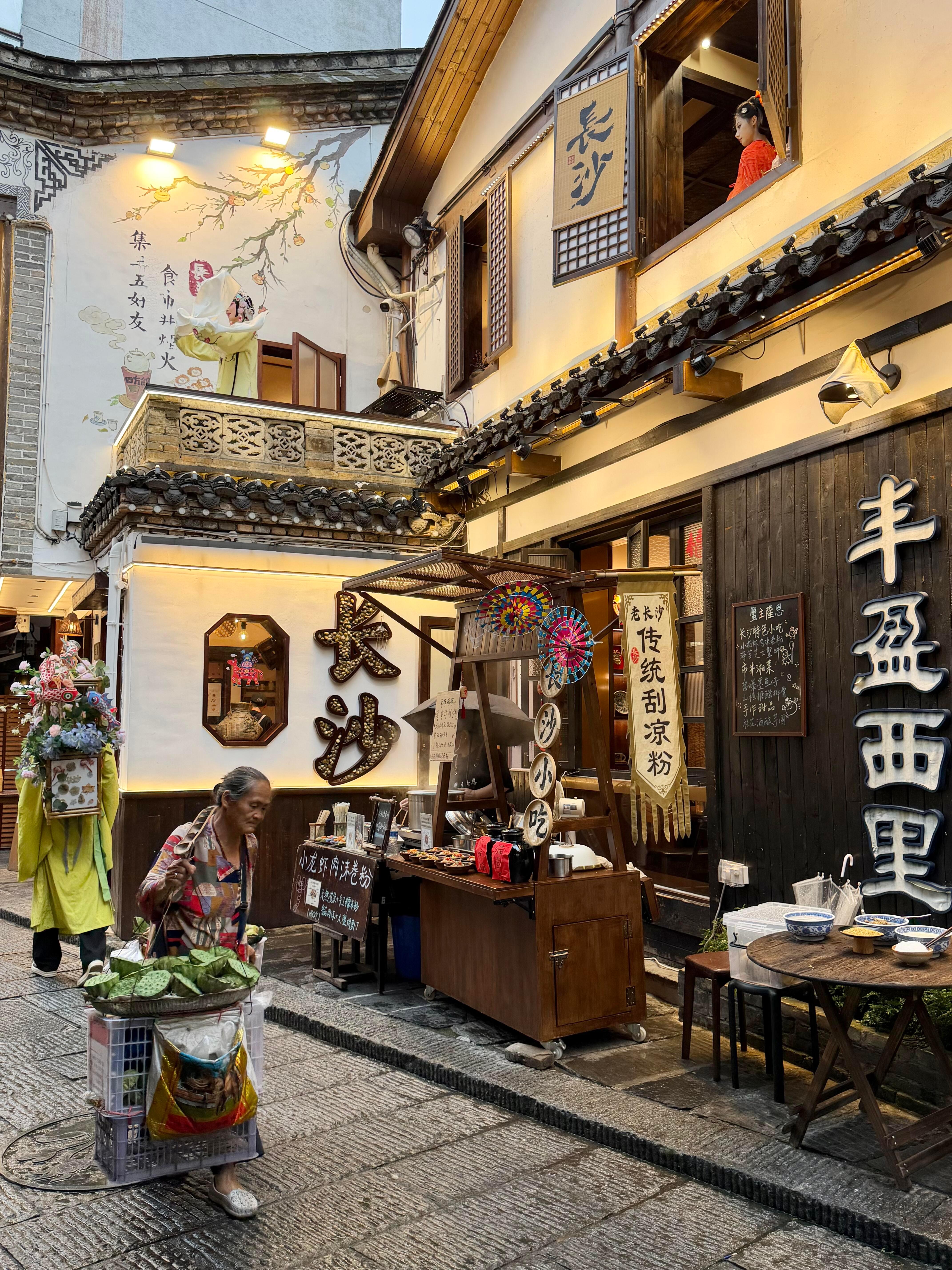 在长沙还可以这样放松终于找到来长沙的理由了长沙武侠城正式开市，沉浸式古风江湖如约