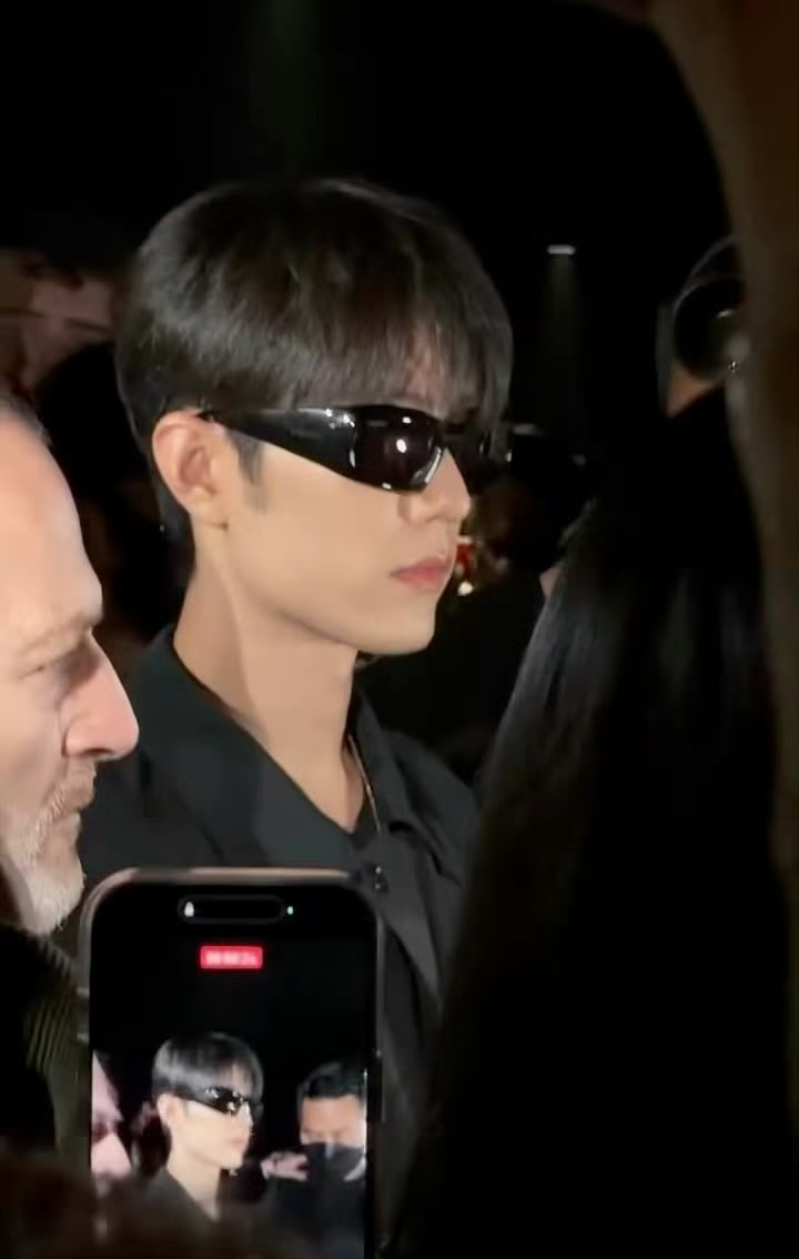 肖战铆钉鞋帅哥全身都要上遍热搜昨天肖战顺产头今天肖战铆钉鞋 