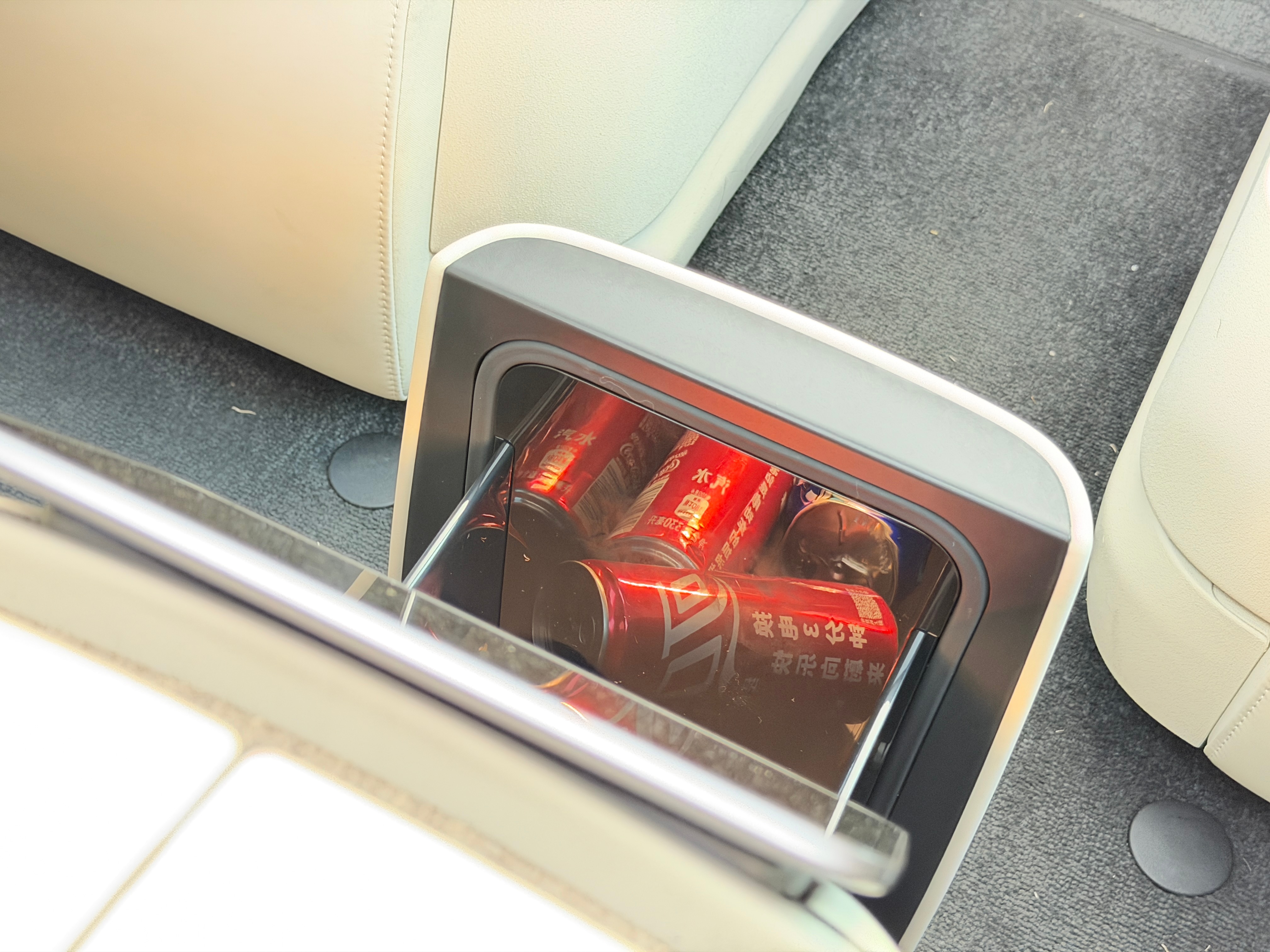 嘿嘿，想起了ES8冰箱里后视镜，亲自试了下，确实看得蛮清楚的！而且我也摸了下抗污