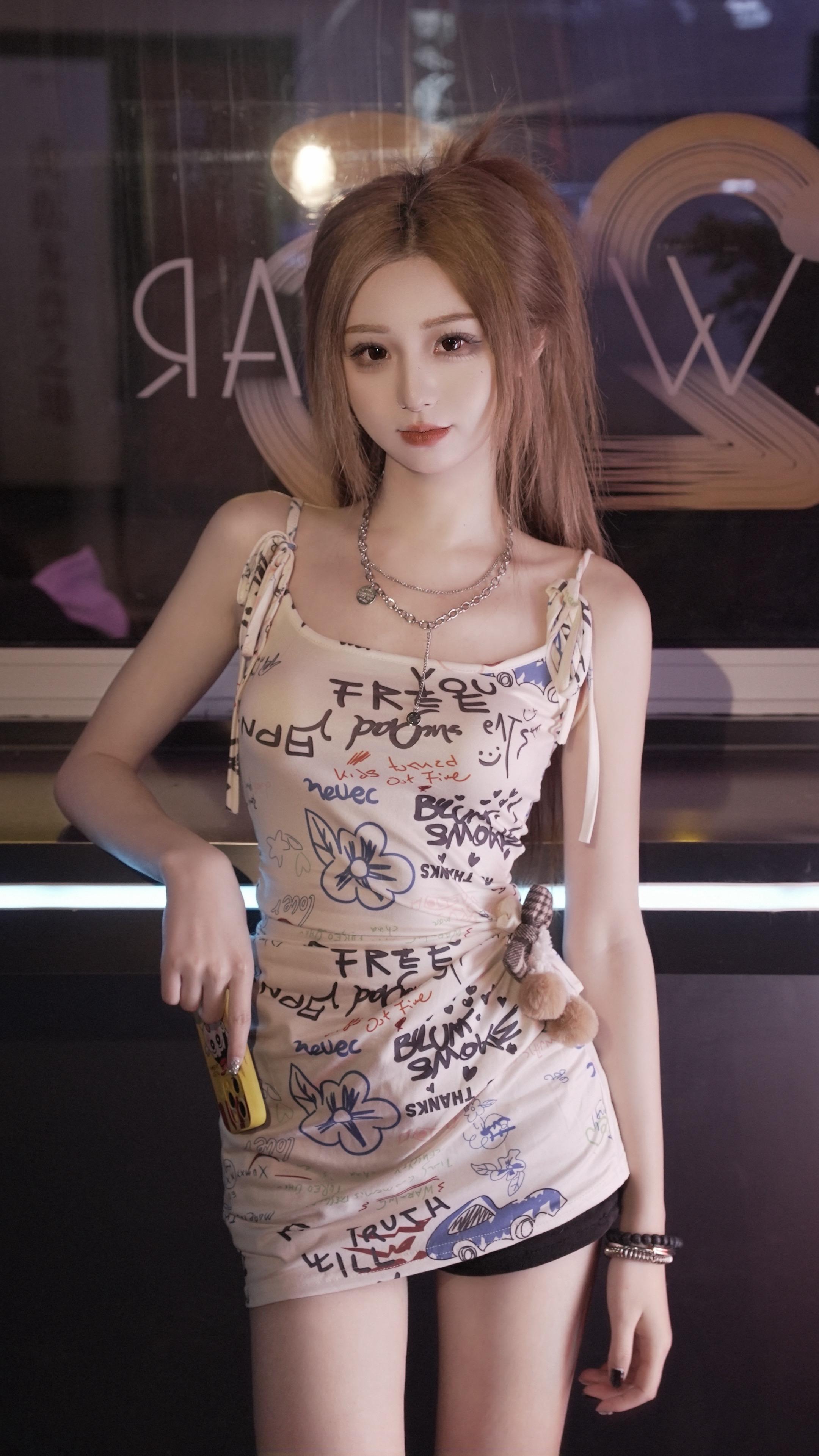 她们都很迷人，我不一样。我不理人