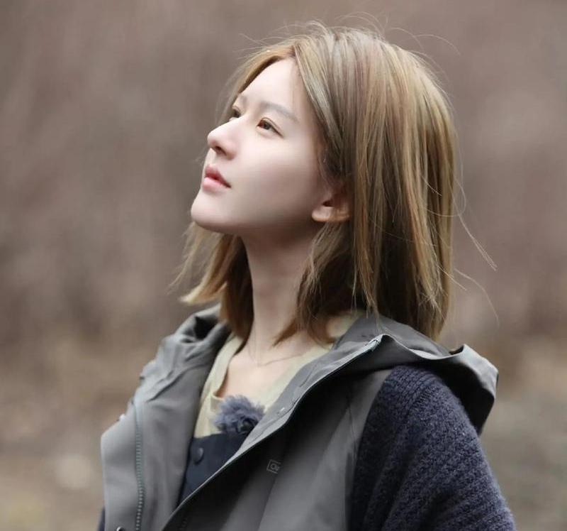 看赵露思直播带货，笑喷了。
网友问她：你卖的鸡爪有脚气吗？
她不气不恼，对着镜头