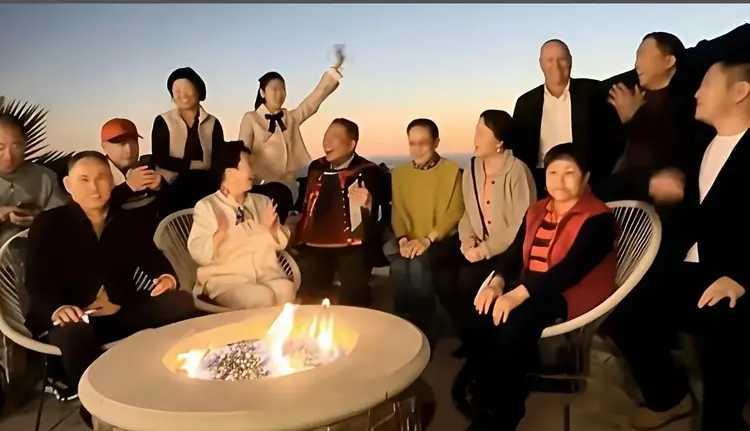 如果我出名了，或者突然暴富了，我是不会往美国跑的。
跑到美国，也只敢在小范围蹓跶