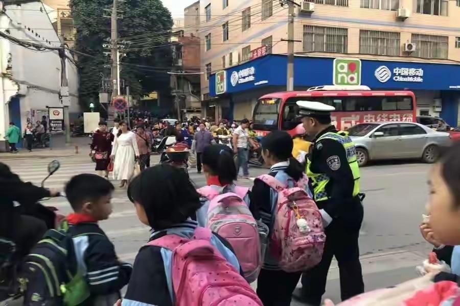南宁散学礼藏惊喜！交警带娃解锁寒假出行“安全密码”

散学典礼还能这么玩？1月3