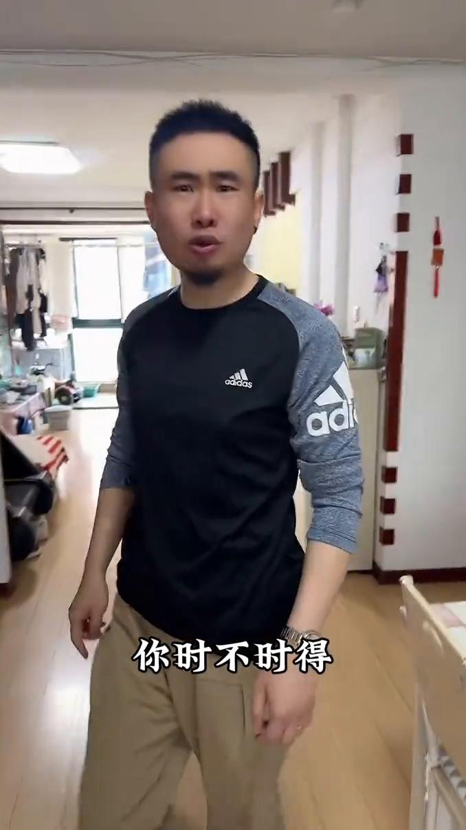 天天吃蒜苔真的吃够劲啦。蒜苔炒鸡蛋、蒜苔炒肉、鱼香蒜苔、蒜苔炒火腿，再看看凉拌蒜