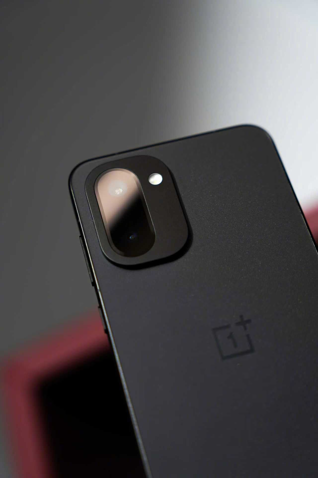 在性能不断被拉高阈值的时代，一加 Ace 6T 选择了一种更直接的表达方式：性能