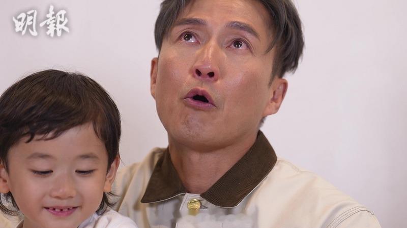 明报：陈山聪观看儿子AI成长影片感动落泪 为儿子未来奋力打拼由麦明诗和林溥来主持