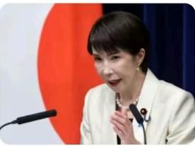 日本政客高市早苗刚从美国回来，飞机轮子刚落地就听说了个“大消息”——咱们这边的家