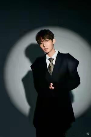 中国周边的国家，成了这些人突围的阵地。
又一个要在泰国开演唱会的，就是争议艺人炎