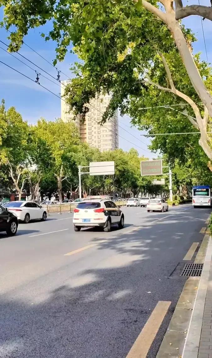 在云南，男子王强好心顺路捎带路人，没开多远竟被执法人员拦下，咬定他是非法运营，还