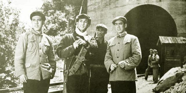 抗美援朝时期的1952年8月，长白山靠山屯乡亲反映，几次听到老岭上空传来飞机嗡嗡