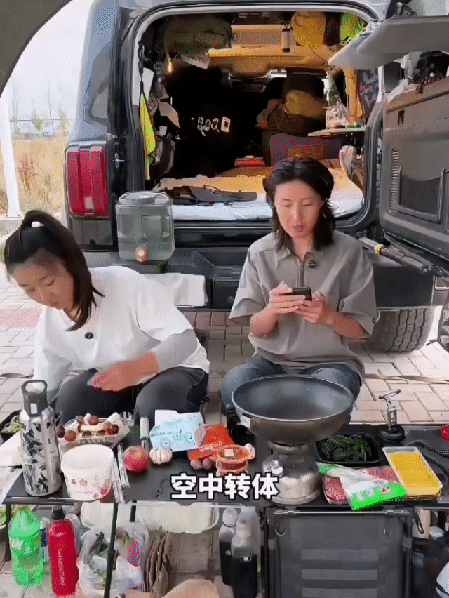 要不说还是养个宠物好，这妥妥的知恩图报，看到主人起锅烧油了，还知道给主人加菜。