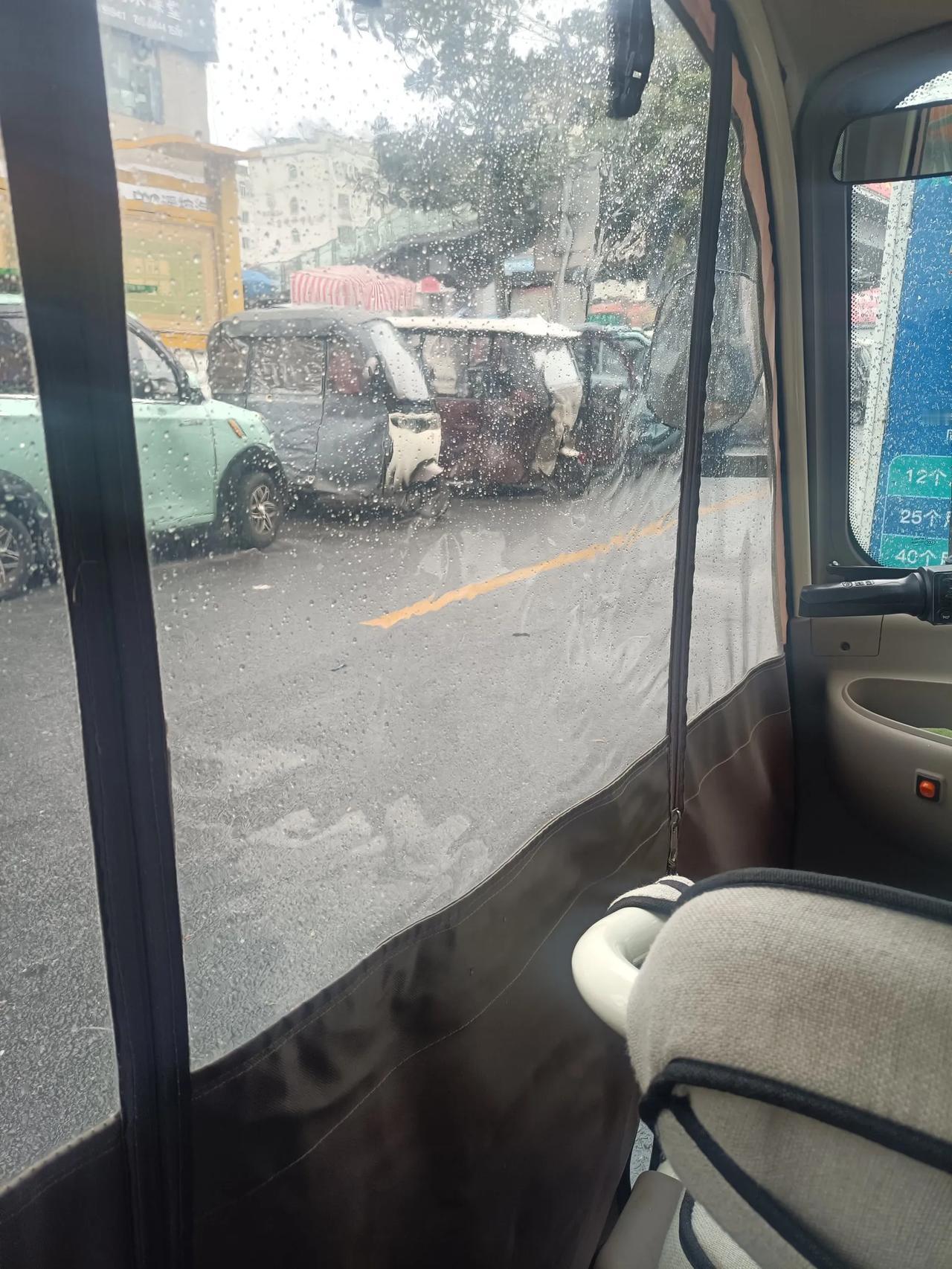 三轮棚车真的是中国老百姓的福音！
受益最大的就是孩子，上学放学再也不受风雪雨淋的