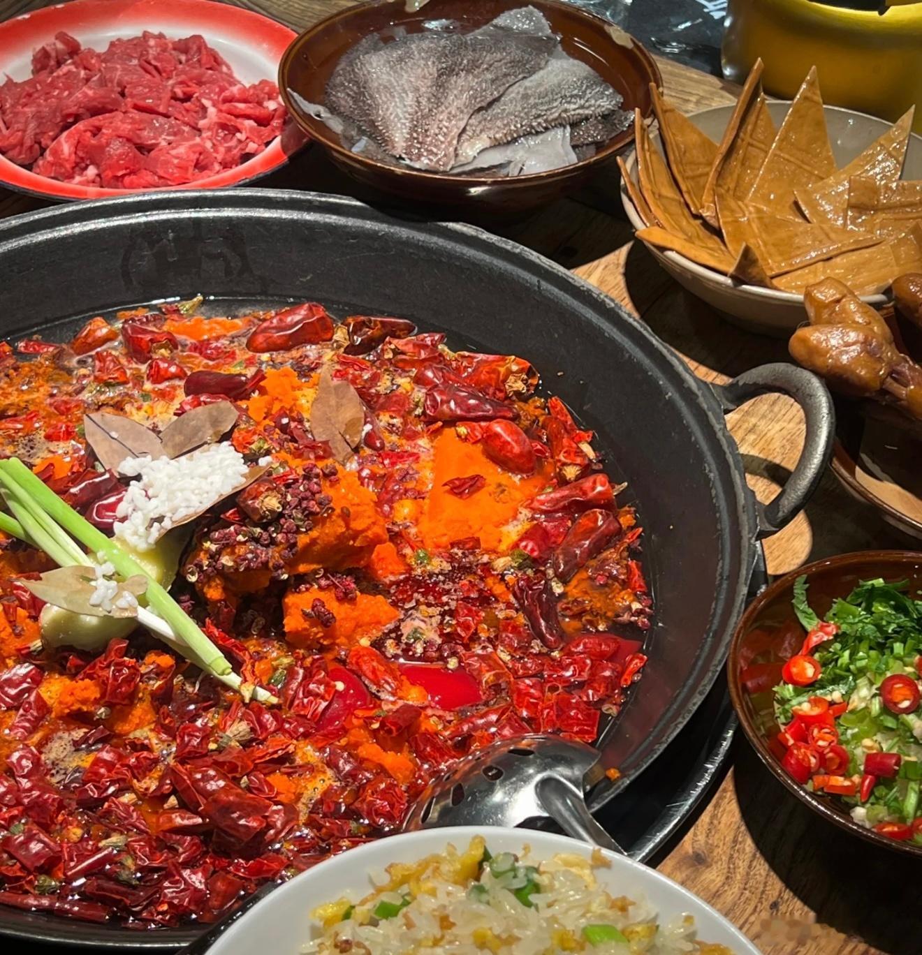 中秋快乐 大家今天有没有吃月饼呀～在我们老家就算是不吃月饼也得吃饺子，可惜两个我