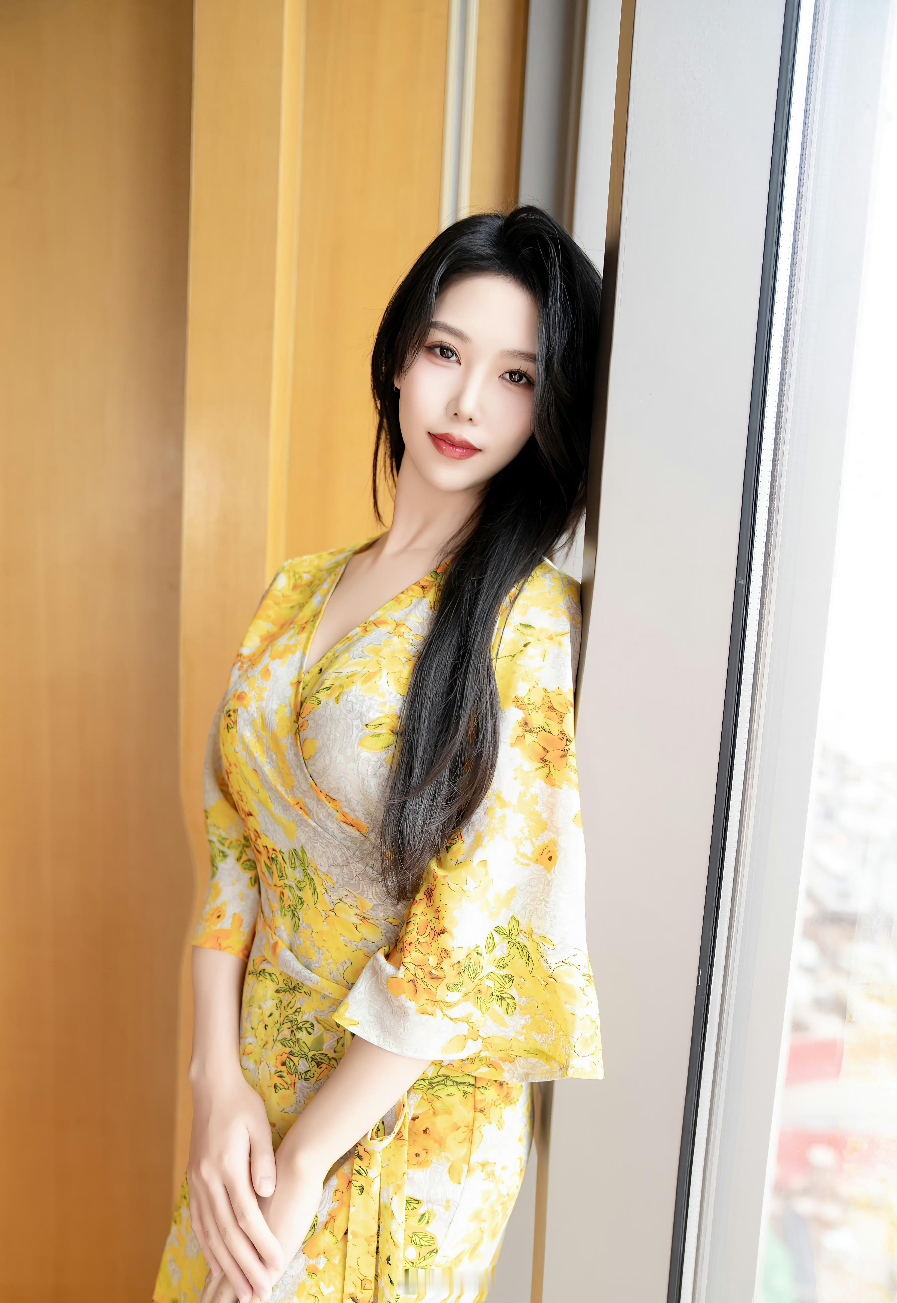 黄色的长裙太优雅了 ​​​