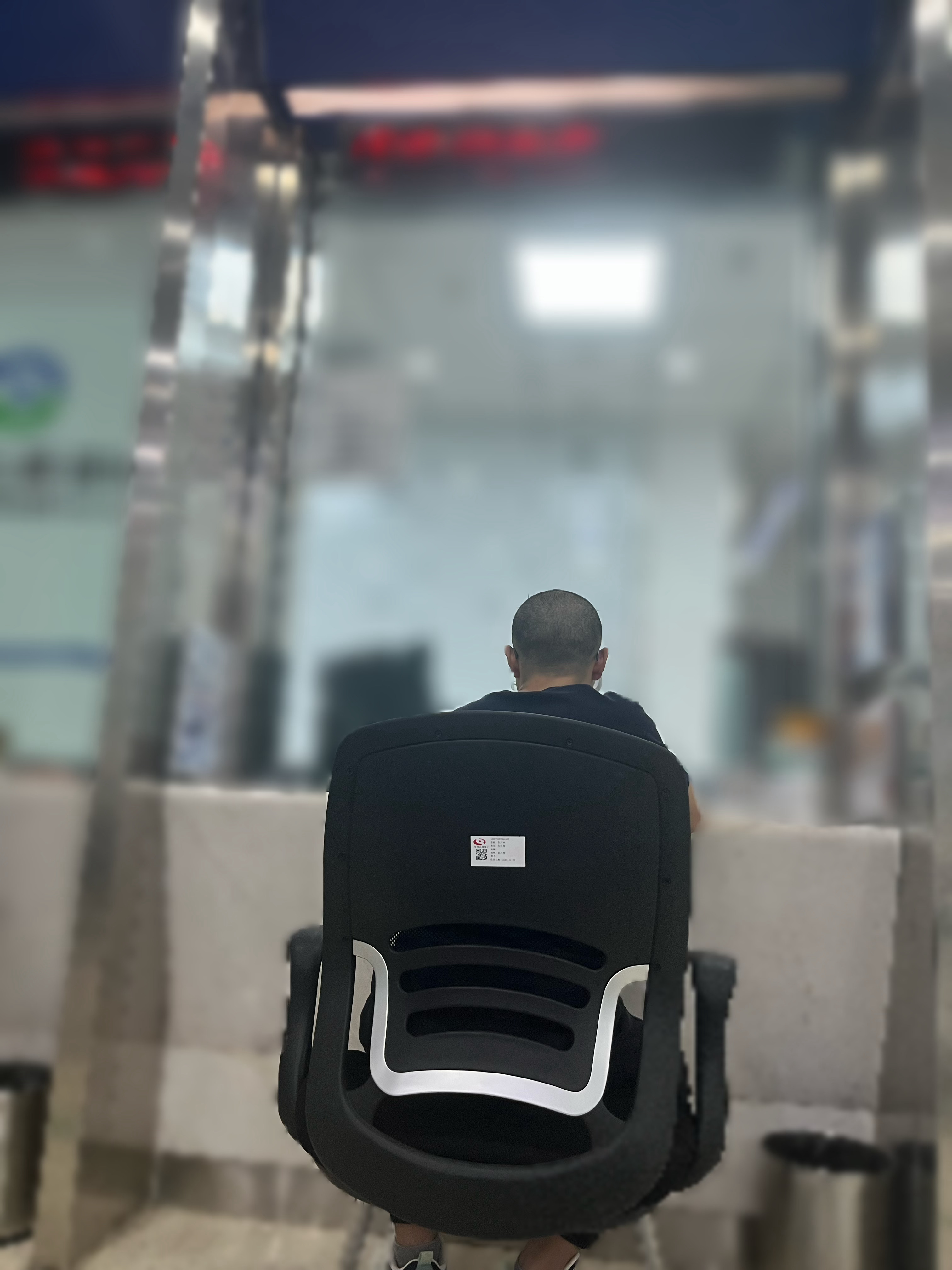 去银行办业务遇到两个有趣的事第一桩：一对老夫妻去窗口不知是存钱还是取钱老夫妻满头