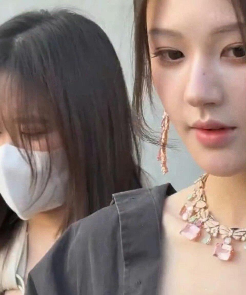 赵露思星光大赏外拍路透赵露思在星光大赏的造型来了，没想到居然能生图直出的状态啊，