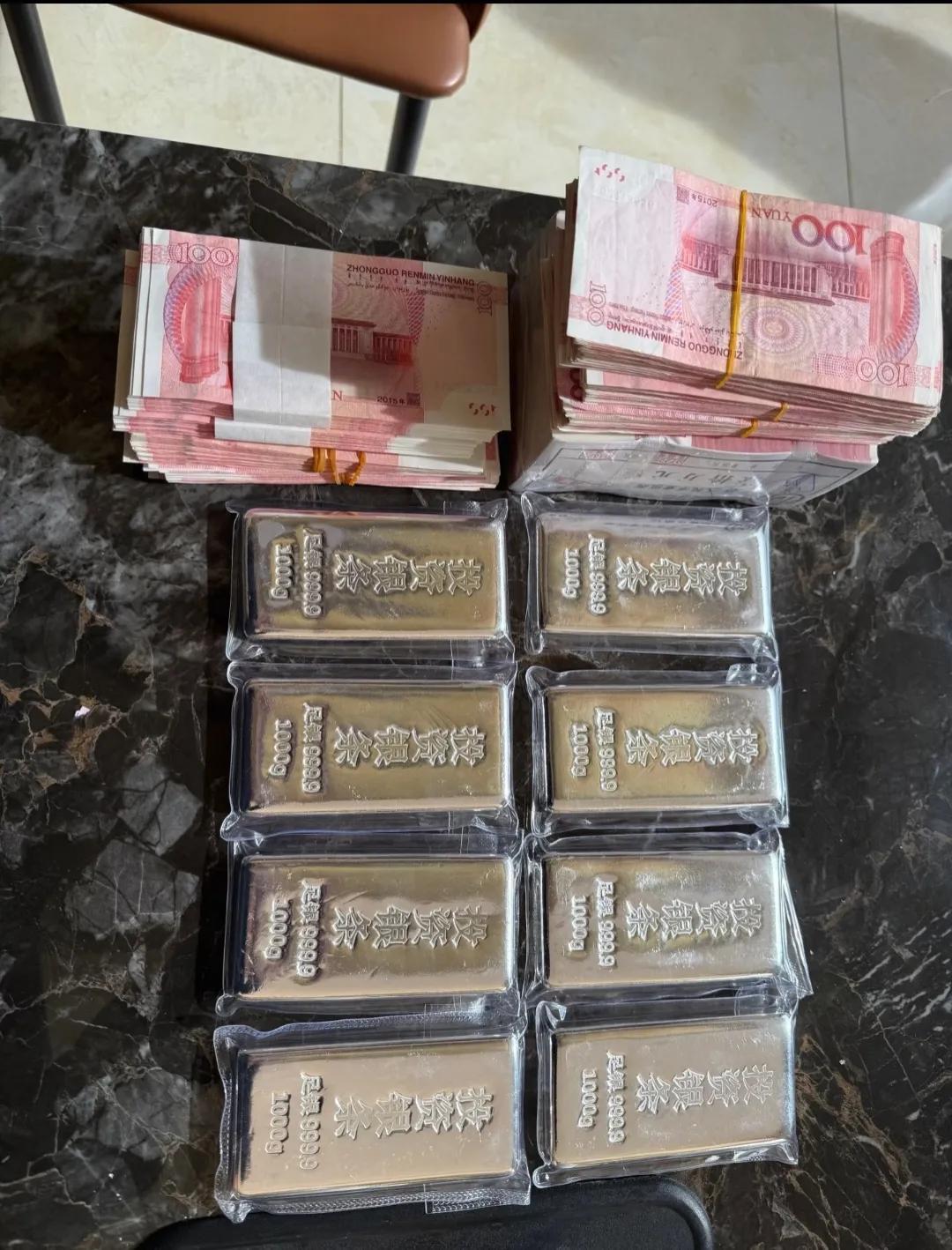 大家都在买黄金的时候，
只有我老公又把30万存款买了白银，
不是因为银价低，而是