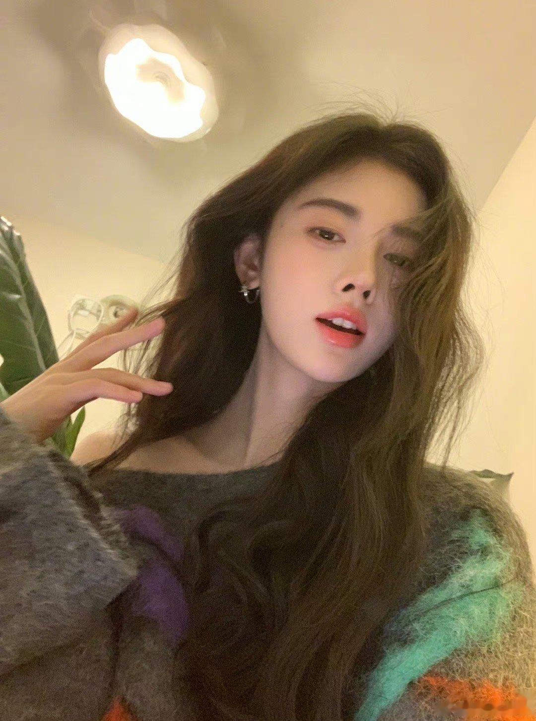 #鞠婧祎露肩毛衣# 那张黑色吊带谁懂啊，我好爱这样的小鞠[心][心] ​​​