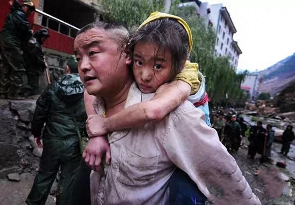 2008年汶川地震中，一个11岁的小女孩被埋在了深深的废墟下。旁人都劝女孩的家人