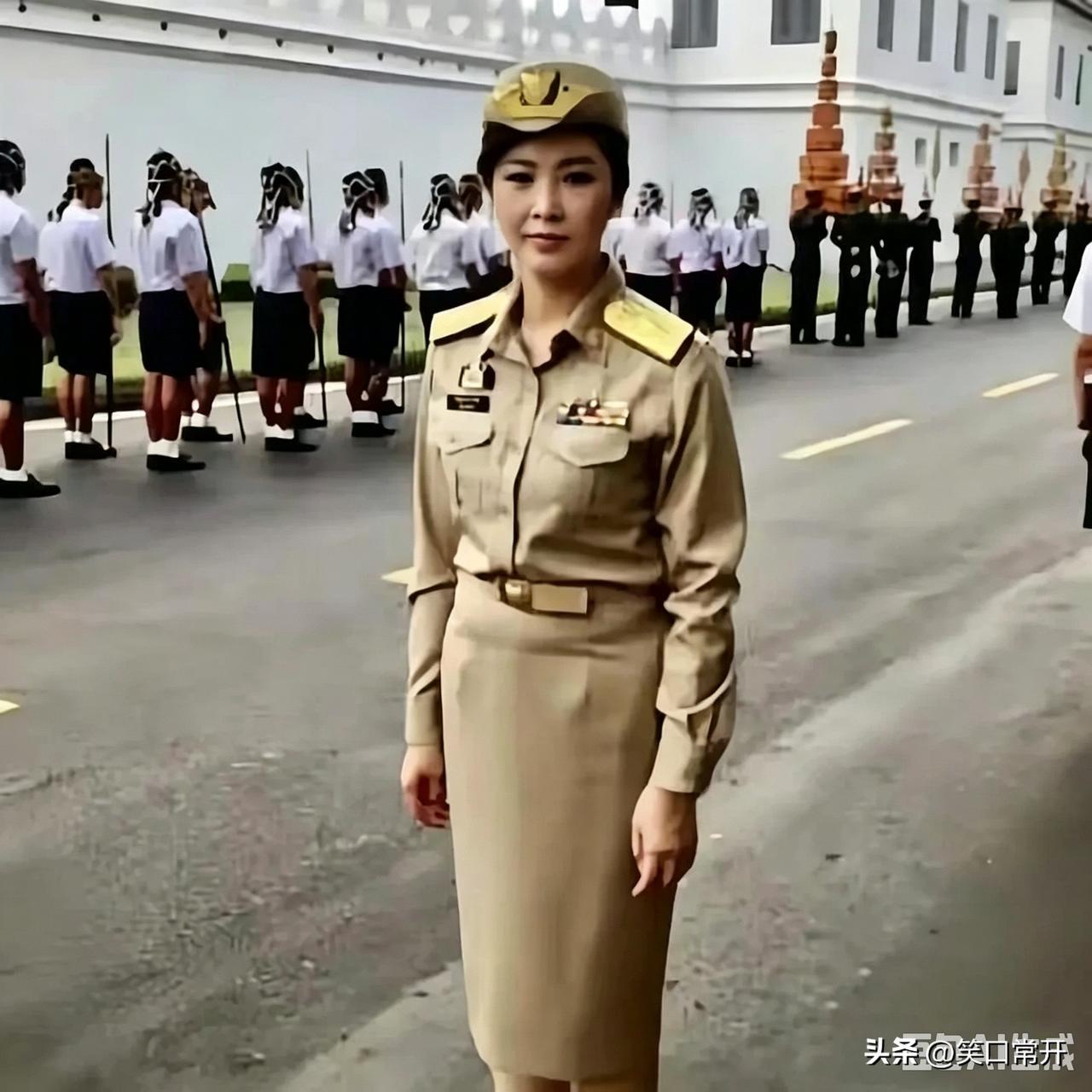 英拉那时候她还是泰国总理呢。军装穿着，仪式完了，照片就这么留下来了。现在回头看，