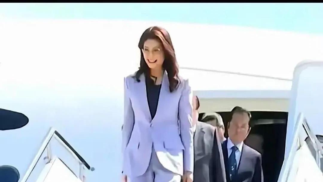 高雄现场沸腾！郑丽文率国民党破局，两岸统一大势渐明
 
高雄市体育中心内，人声鼎