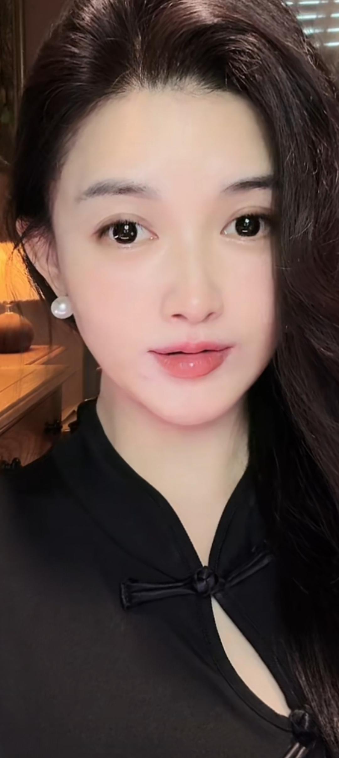 这姑娘打扮得真精致。