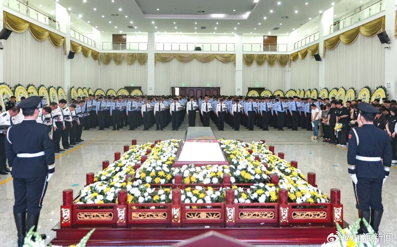 【痛心！#22岁民警拦截违法车辆被撞牺牲#】#22岁民警唐万羴执法时被撞牺牲# 