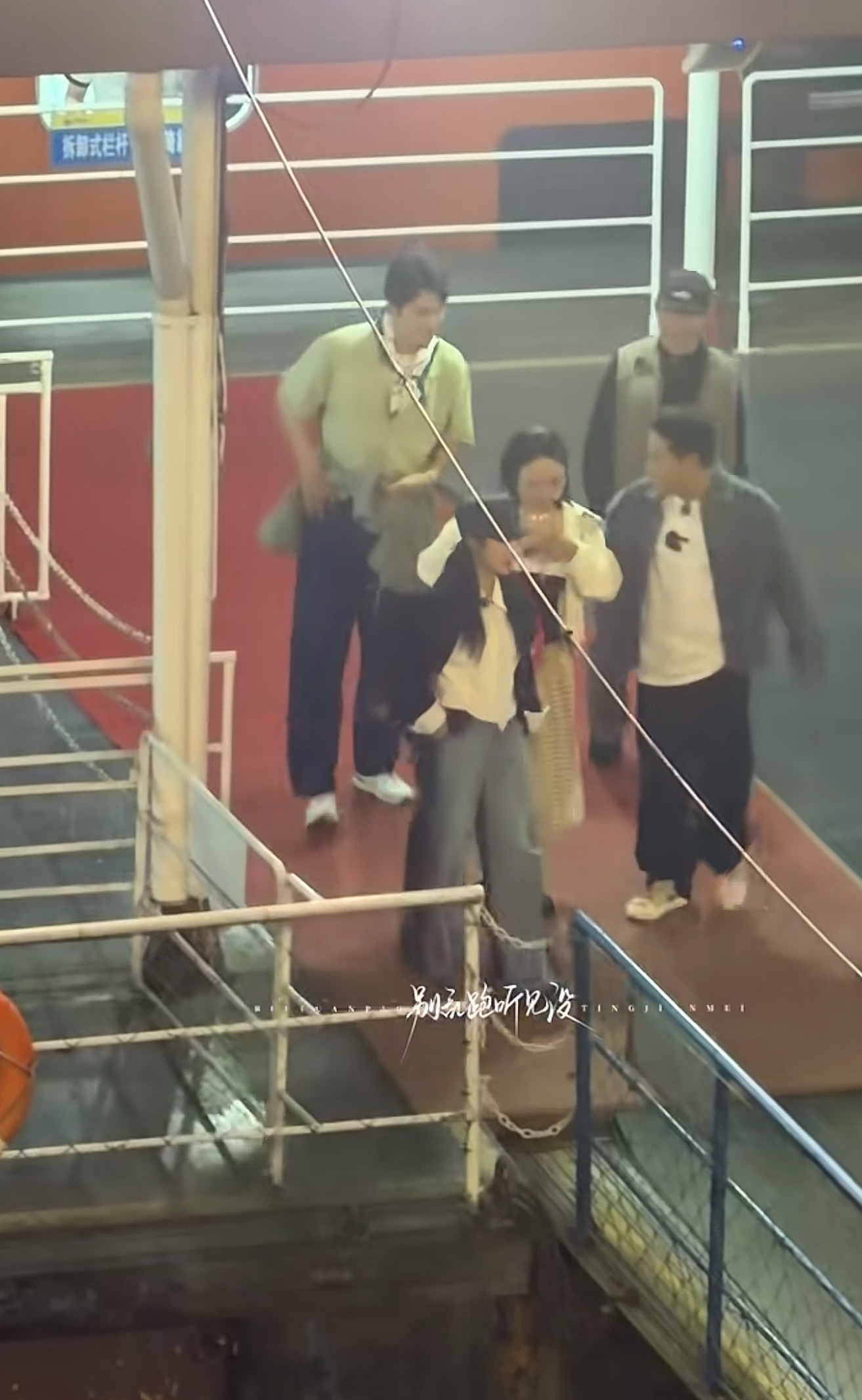 一群人的路透再也不会揣着一张想变得透明的脸，走到边上或者最后或者与谁安全性的结伴