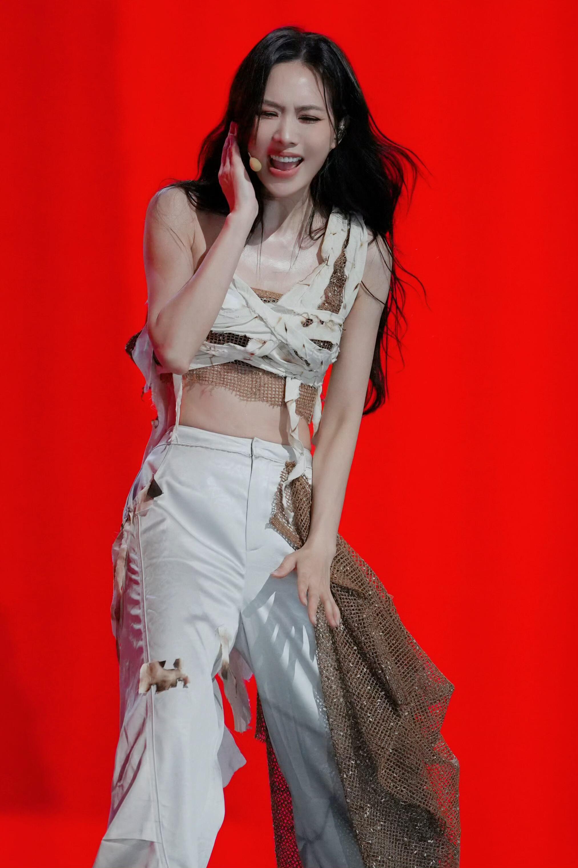 王霏霏浪姐后再唱宝莲时隔多年再度唱响封神曲目，王霏霏依旧拿捏住每一个舞台细节。爆