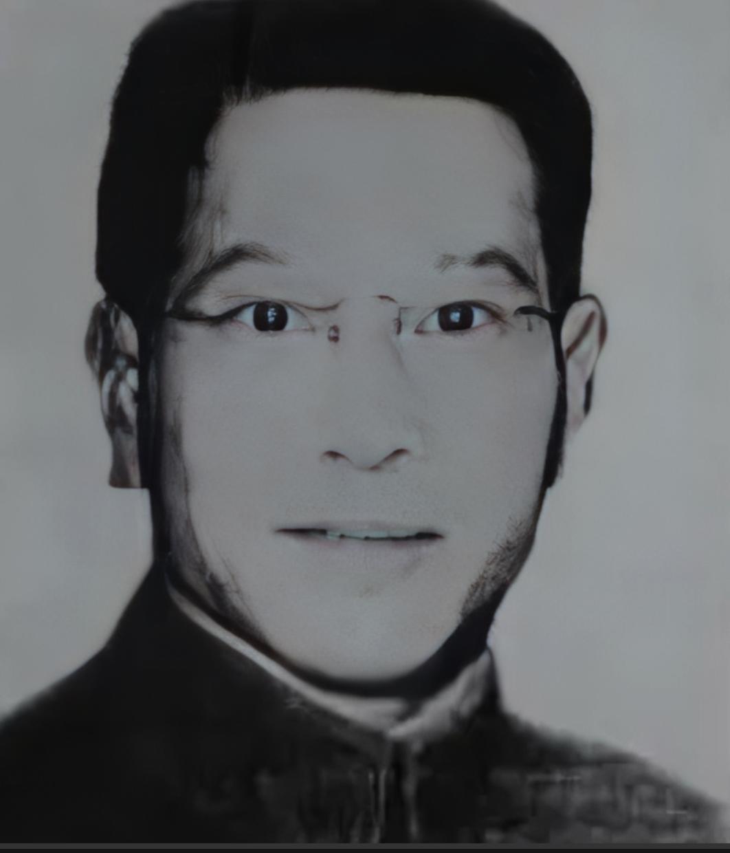 1945年，中统的徐恩曾被撤职后，闲着的他改经商卖黄豆，囤了30万斤黄豆后，黄豆