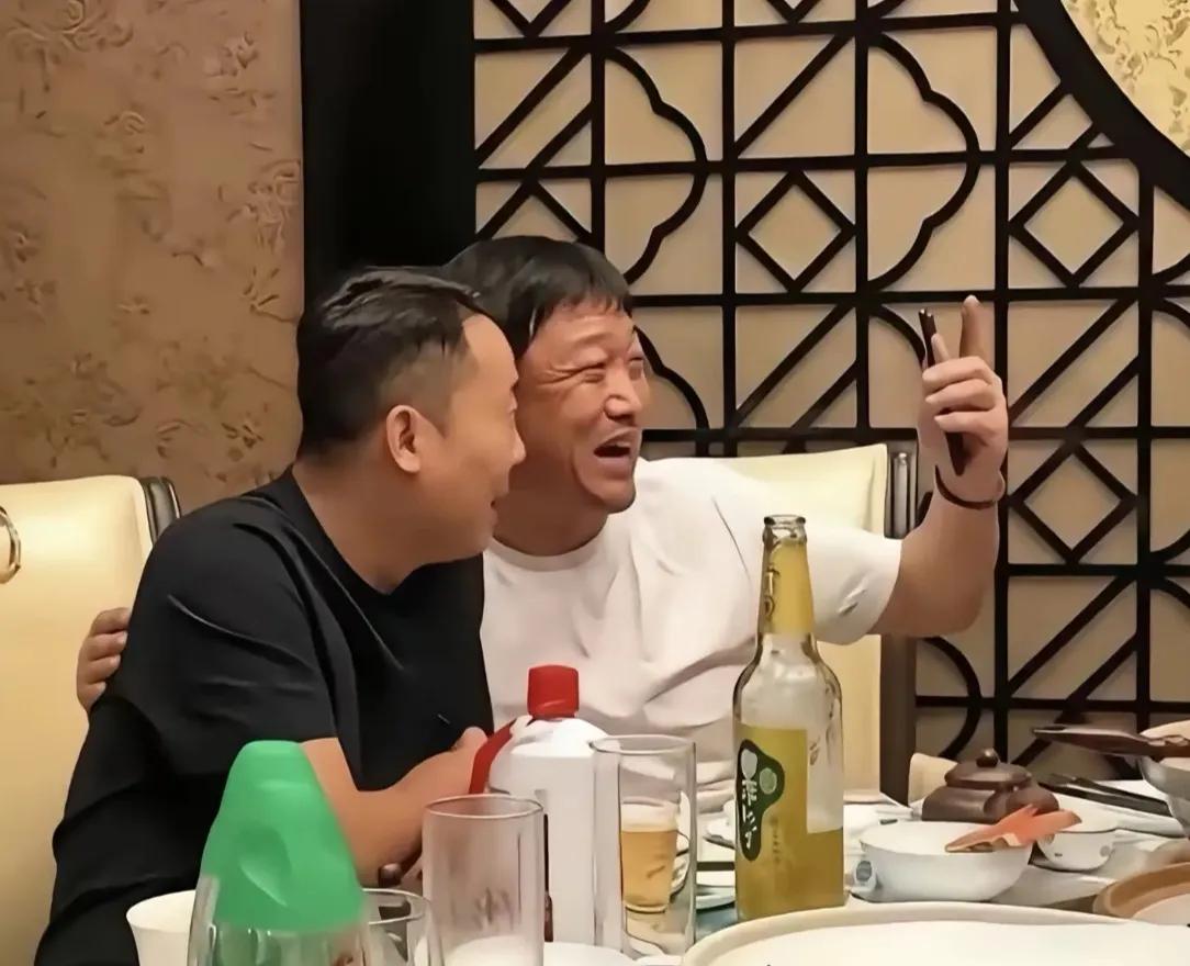 贾冰这次或许不需要道歉，我刚刚去查了一下，贾冰本人现在还没有公开道歉，如果道歉，