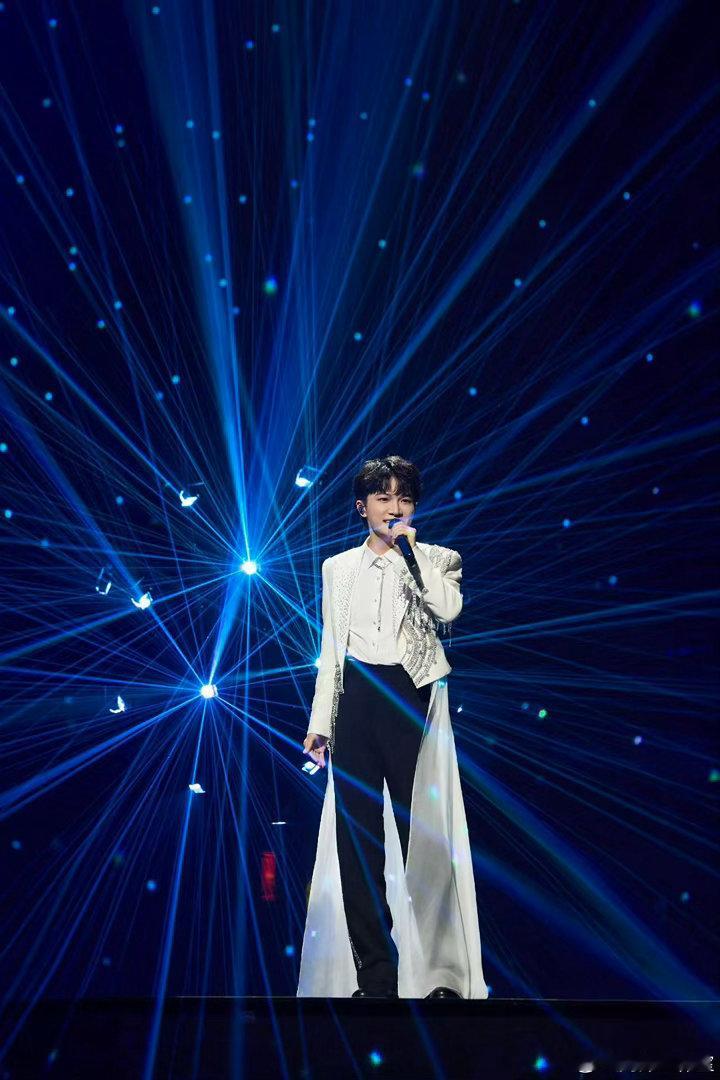 周深电影歌曲一首又一首谁给周深开倍速了 北影节闭幕式趣味名场面，周深打招呼语速超