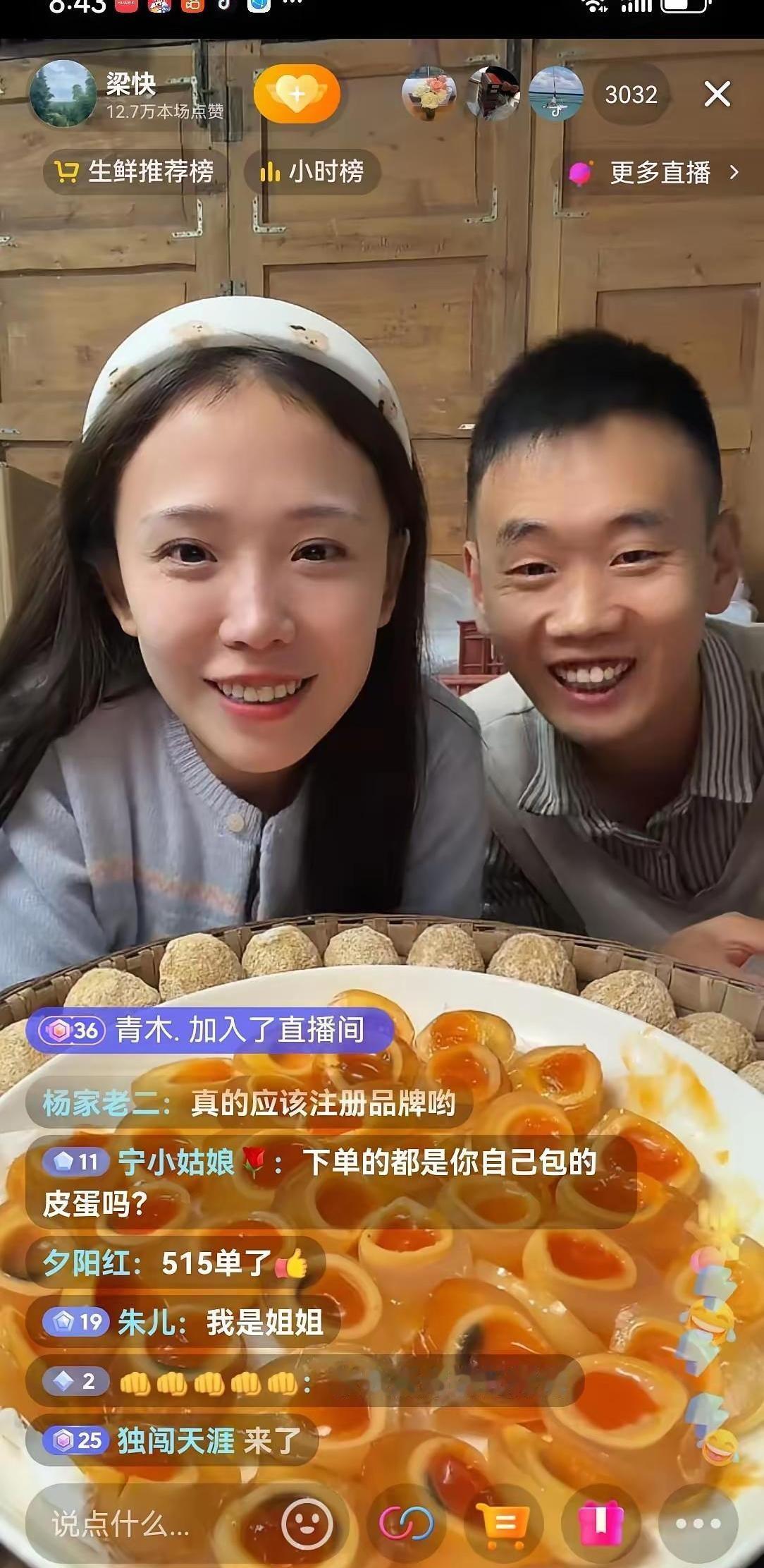 农村四哥不是真兄弟反目，是剧本在演戏。
王丰摆摊，梁快开麦，一唱一和，流量自动上