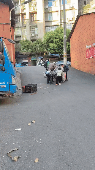 三个小朋友看到一位拾荒捡废品的老人推着自行车正在艰难的爬坡。
他们立马一起跑过来